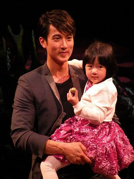 吴尊拒让女儿进娱乐圈 neinei要糖不要爹