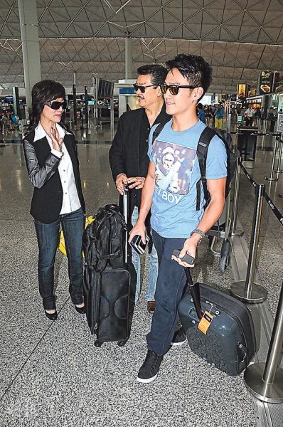 黄锦燊陪儿子黄恺杰前往新加坡拍戏，赵雅芝前来送机。