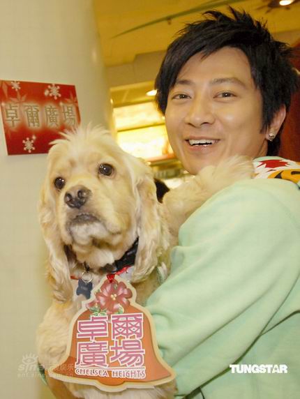 孙耀威设计宠物衣服 与爱犬开圣诞party【图】