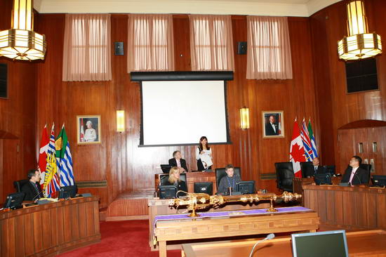 郑欣宜加拿大带母领奖章 表示会坚强做人【图】