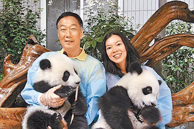 郭台铭拥新欢捐600万 国宝熊猫见证爱情【图】