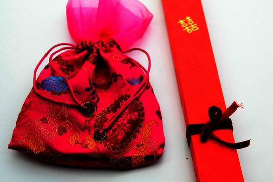 梁朝伟夫妇为山下狗仔队派送蛋糕和香槟【图】