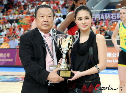 钟欣桐担任宣传大使 手持篮球千娇百媚【图】