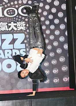 容祖儿激瘦胸前见骨 阿sa吻贺军翔感惊讶