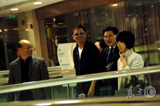 王家卫戴墨镜低调用餐 曹可凡全程陪伴