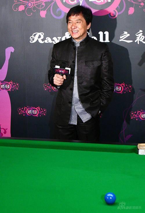 成龙大秀台球技艺 有机会想挑战丁俊晖【图】