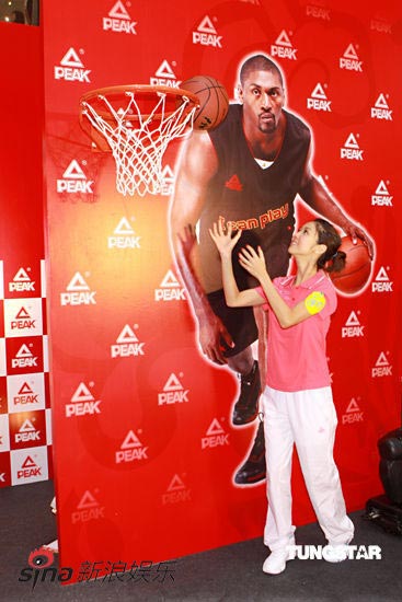 薛凯琪现场秀球技 nba球星赞技术不错【图】