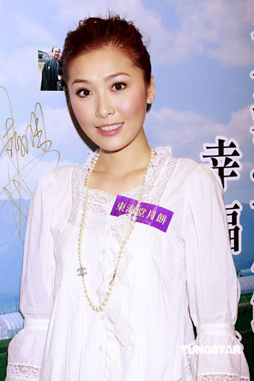 组图:周丽淇送苹果给影迷 无奈否认曾批郑嘉颖