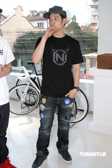 潘玮柏客串店长 签售限量t恤耍宝搞怪【图】