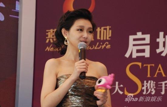 组图：大S盛装亮相京城代言品牌气质华贵