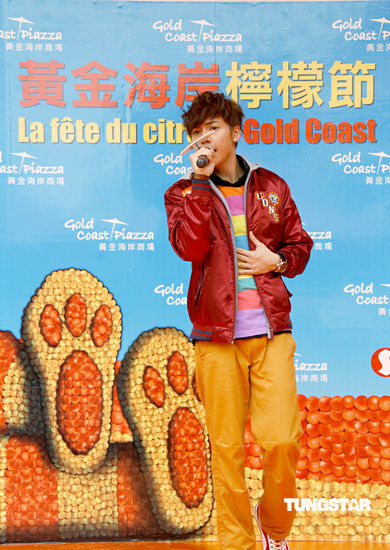 组图:陈伟霆出席香港柠檬节 与粉丝开心互动