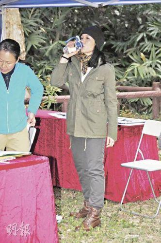 钟楚红否认移民传闻自称没有追求者(组图)