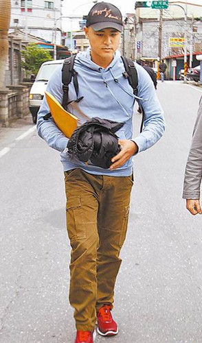 明道顶着一早理的平头到营区报到。图片来源：台湾《苹果日报》