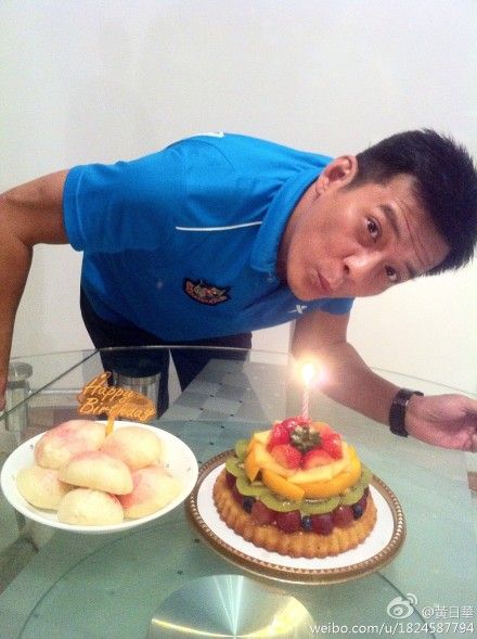 黄日华肠胃炎好转补过生日 好友送祝福