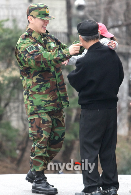 韩国艺人杨东根退役 结束为期两年兵营生活【图】