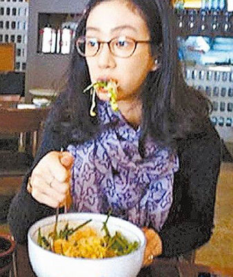 郑丽媛曝素颜吃饭“丑照”网友赞没有玉女包袱
