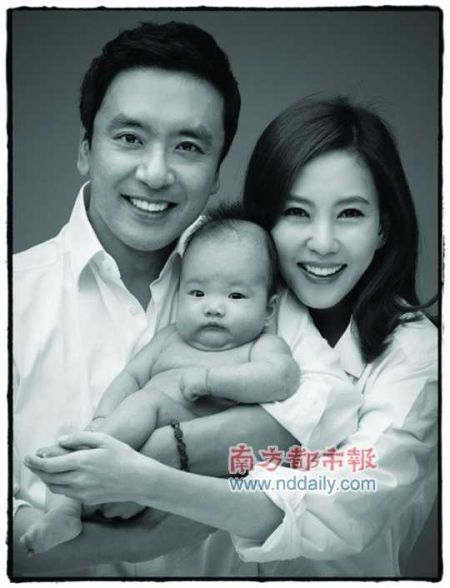韩国明星夫妇拍领养婴儿百日照展温情|韩国明