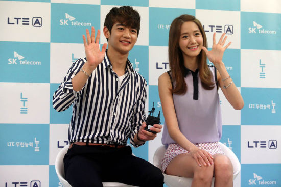 少女时代允儿shinee珉豪首访男子高中(图)