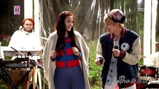 韩情脉脉：泰民娜恩水边度假 爱情美妆