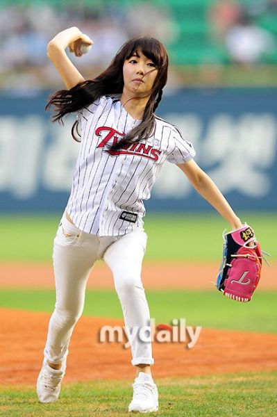 韩星李贞贤为棒球赛开球 白衣显清新(图)