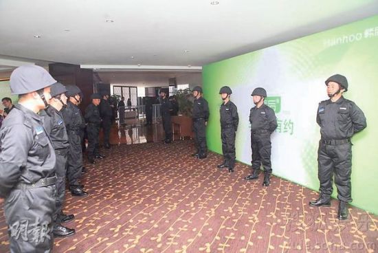 活动有超过140名专业保安全副武装，分批驻守1楼到3楼。