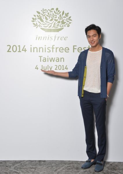 韩星李敏镐现身台湾 示范利落装&暖男装