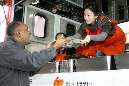 组图：金泰熙当志愿者为外籍打工者送爱心午餐