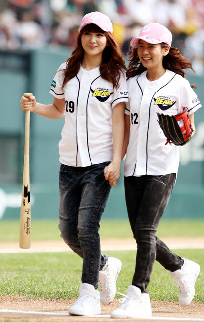 组图:韩女子组合Kara运动装扮任棒球赛试球员
