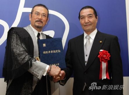 千叶真一(左)与日本体育大学理事长握手