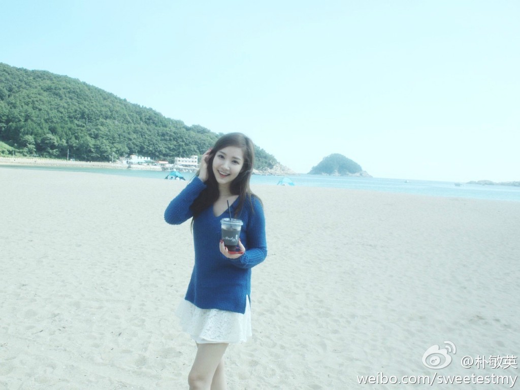 朴敏英沙滩唯美侧拍 海风拂面笑容清新