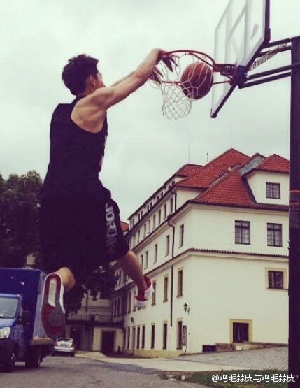 已报警！吴亦凡化身流川枫帅气灌篮(图)