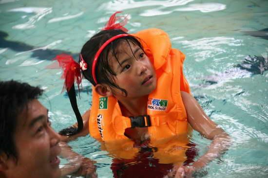 东方卫视《加油2008》启动 红枣女孩学习游泳