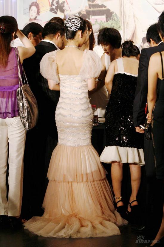 秦海璐闪耀慈善夜璀璨人鱼造型应景奥运(图)