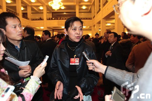 倪萍包头巾出席政协会议 造型淳朴关注学生就业