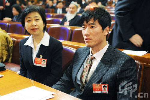 飞人刘翔出席政协闭幕会 西装革履英气逼人(图