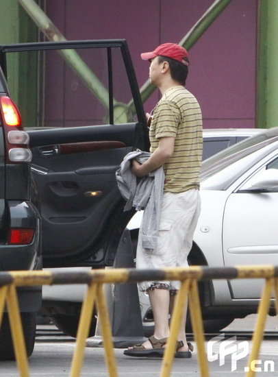 崔健驾车外出买家具 戴红帽略显倦意【图】