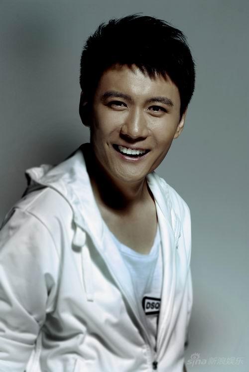 赵峥展运动型男魅力 白色休闲装露阳光笑容(图