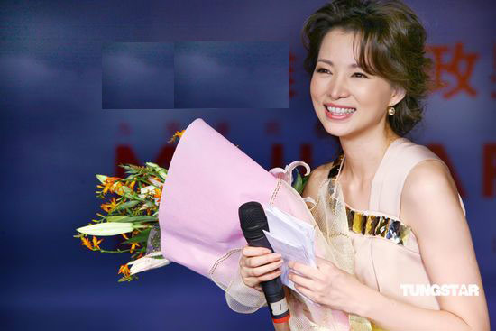 董卿担任主持出现口误 错把女士称“先生”【图】