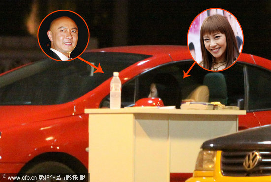 张伟健张茜夫妇甜蜜出行 路边摊开心买桔子【图】