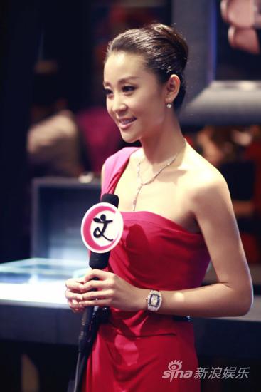 苗圃粉红单肩礼服优雅 与成龙为腕表店剪彩【图】