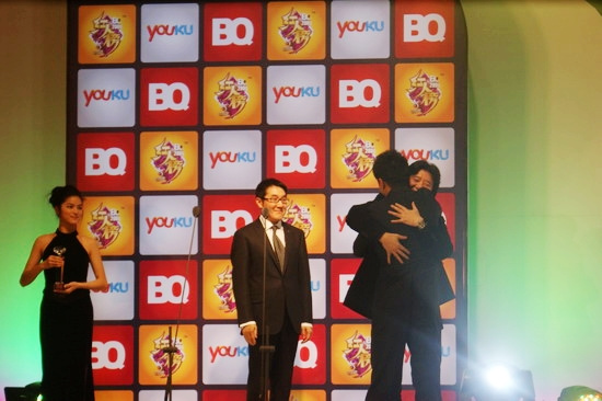 段奕宏蓝领带抢镜 卫冕“人气王”红毯验人气