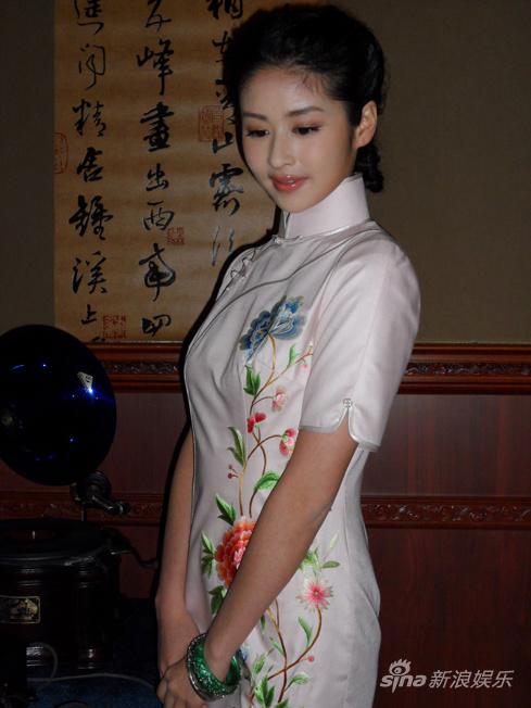香香公主颖儿拍摄《精品》 完美演绎旗袍诱惑