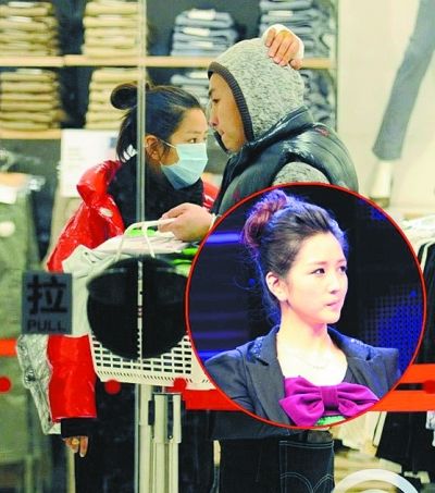 释小龙何洁近日一起牵手逛街，“姐弟恋”浮出水面