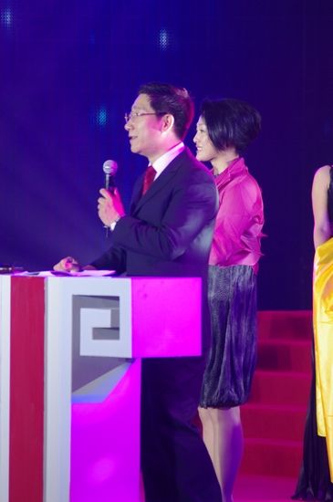 　　王姬现场助力拍卖昨日，由中国扶贫基金会、红杉资本和东方风行传媒共同主办的“一路有你”——中国扶贫基金会慈善晚会在京举行。众多明星、企业家、慈善家加盟该活动。