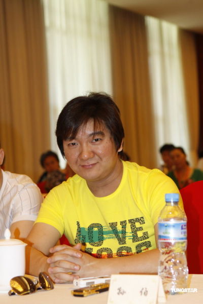 杨臣刚献爱心