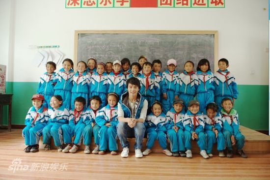 马天宇探望西藏小学