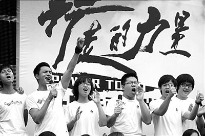 陈坤（左二）