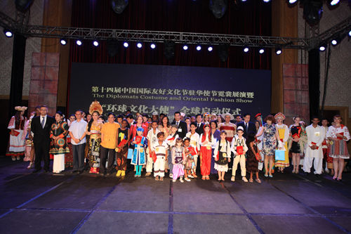 来自世界各地100多个国家的文化大使