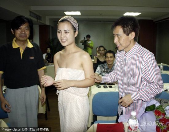 邓建国长沙再收徒 19岁娇妻被曝怀孕3个月(图)
