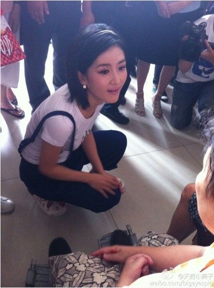 谢娜成都爱心之行 福利院亲切探访老人(图)